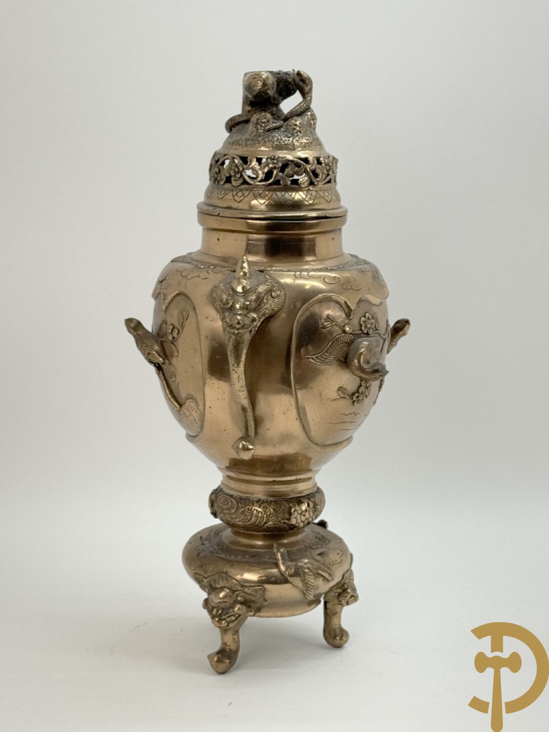 Vergulde bronzen Japanse brule parfum met vogelmotieven en bovenaan met slang bezet