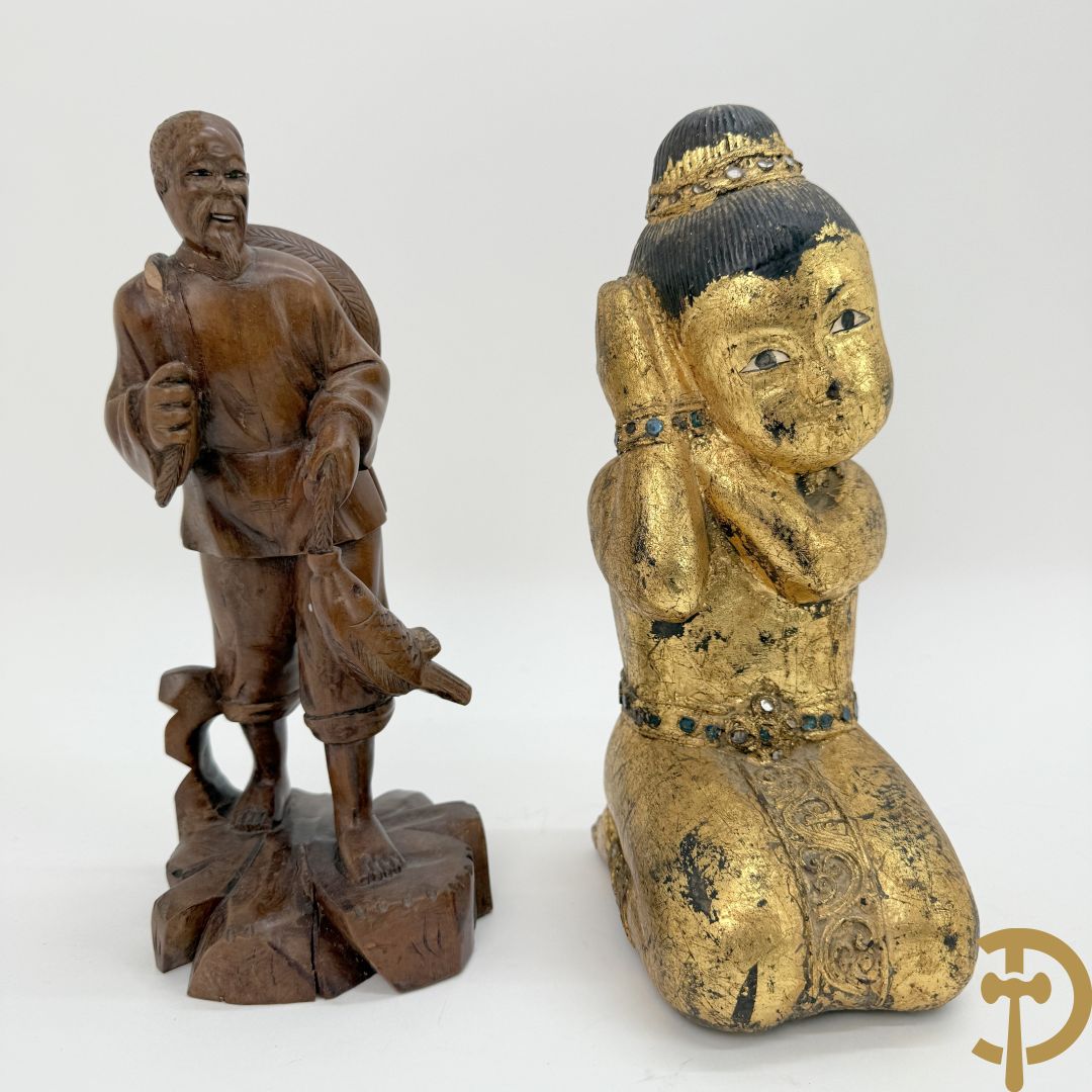 Negen houtgesculpteerde boedhistische figuren waarvan enkele verguld