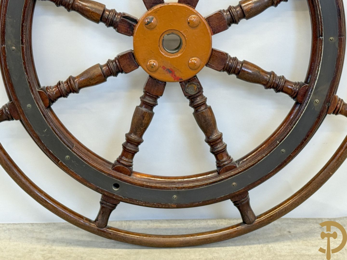 Antiek stuurwiel met ballusters