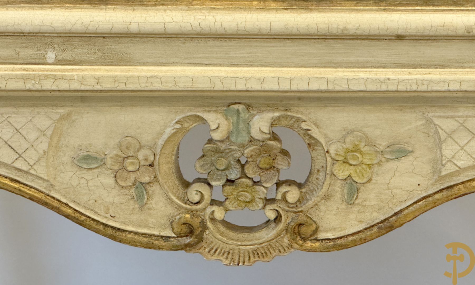 Gemonochromeerde Louis XV vitrine met basrelief van romantische scène