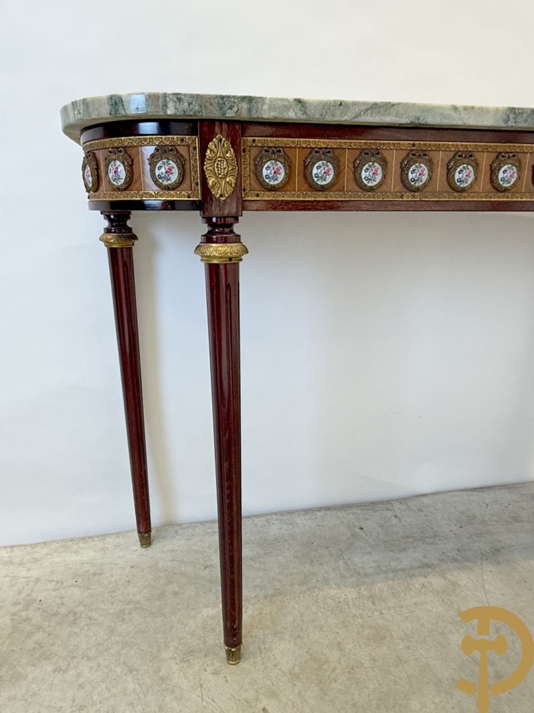 Notelaren console met porseleinen plakkettes met bloemen beschilderd en bronsbeslag + spiegel met porseleinen plakkettes