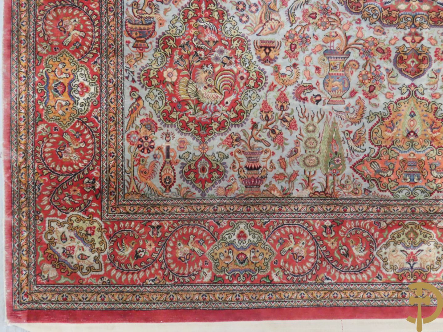 Oosters handgeknoopt tapijt zijde op katoen met bloemenpatronen, vogelmotieven en decor van amfoorvazen + Oosters handgeknoopt tapijt met decor van bloemen en amfoorvaas