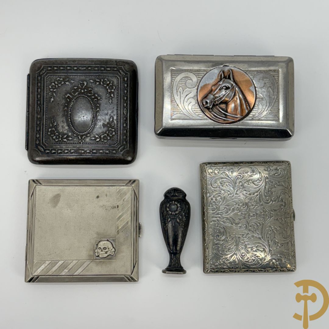 Vier verzilverde sigarettenetui