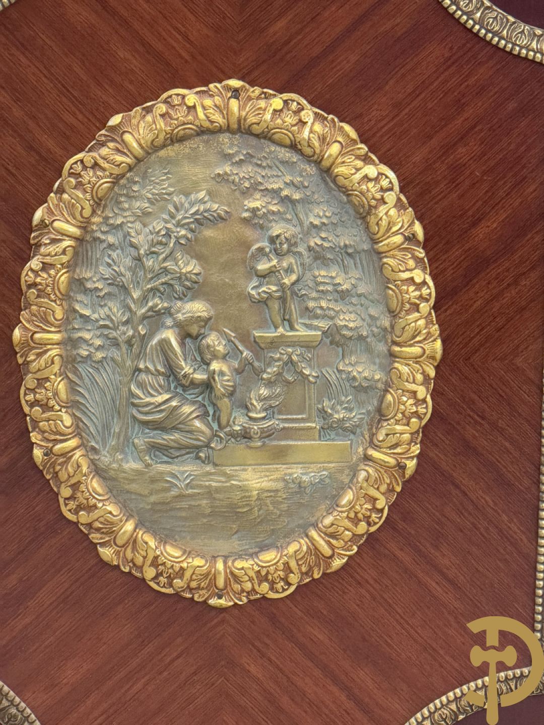 Notelaren vierdeursdressoir met 3 laden, gemarketteerde bloementaferelen en ovale bronzen plakkettes - zijdelings met damesfiguren - bovenaan met wit marmeren blad