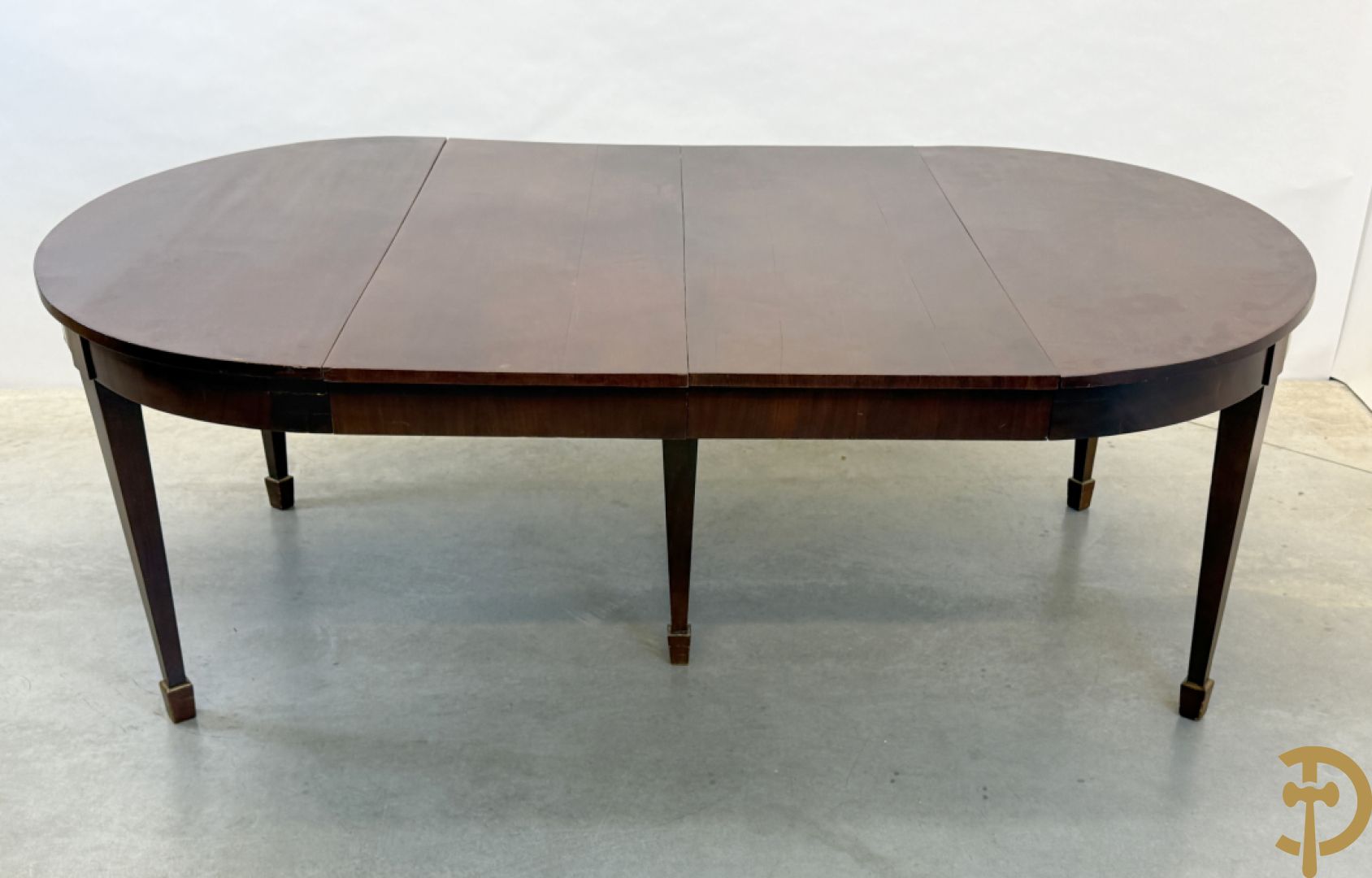 Ovale uittrekbare mahoniehouten tafel op zes verjongende poten