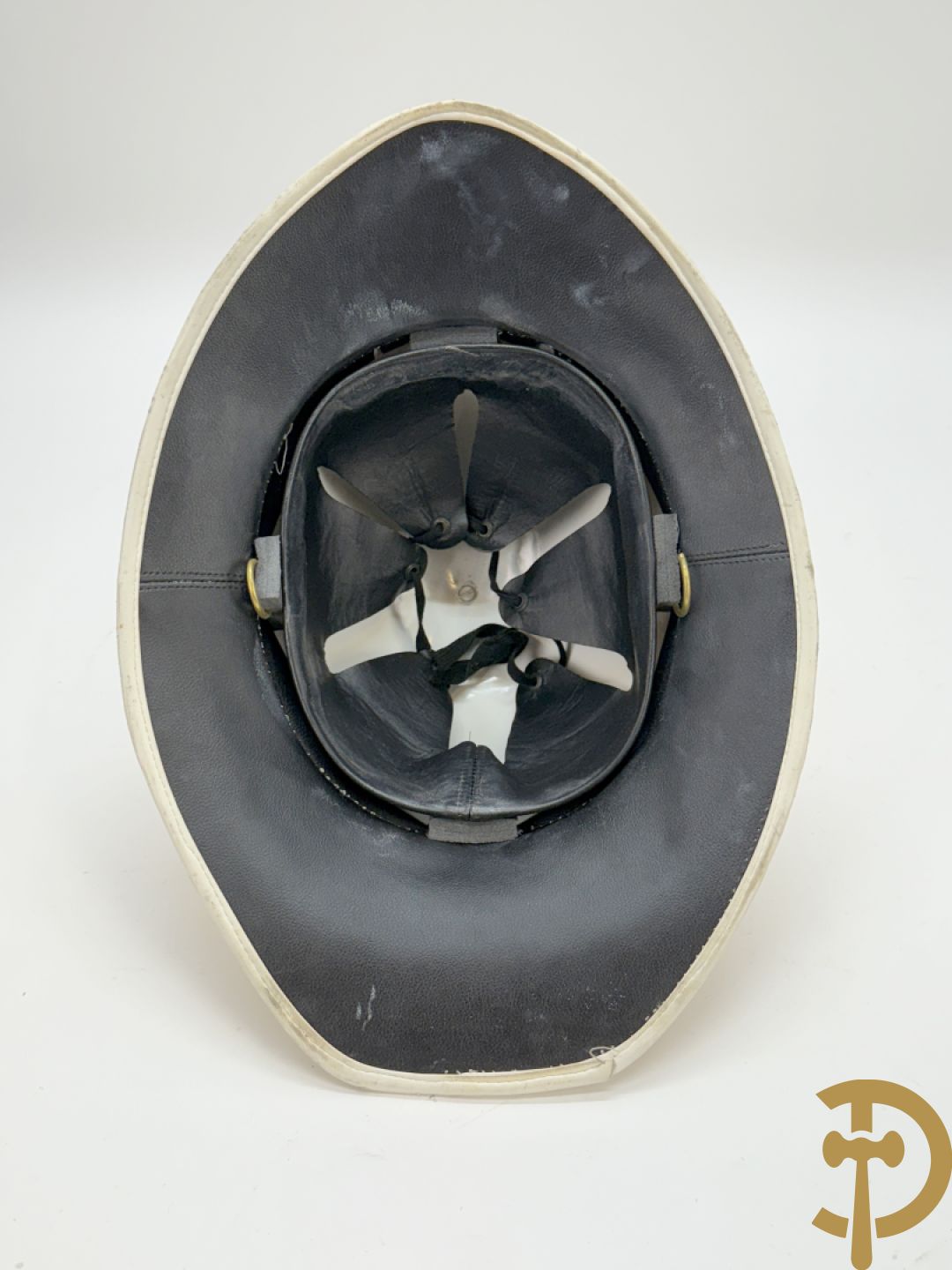 Engelse hoed pitch helm in hoedendoos, Royal Artillerie