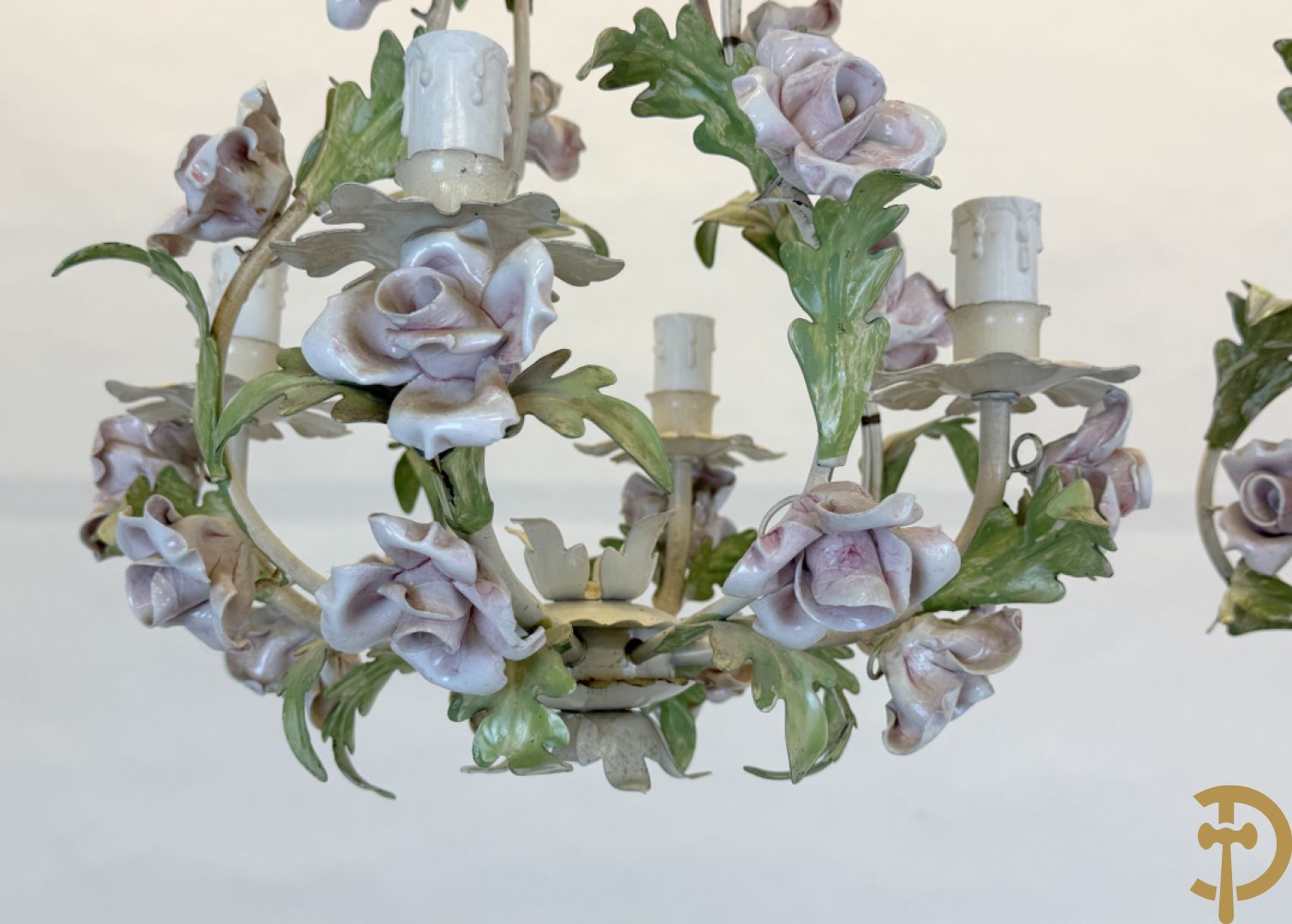 Italiaanse beschilderde smeedijzeren luchter met 4 lichtpunten, bezet met porseleinen bloemmetjes +2 bijhorende applieken