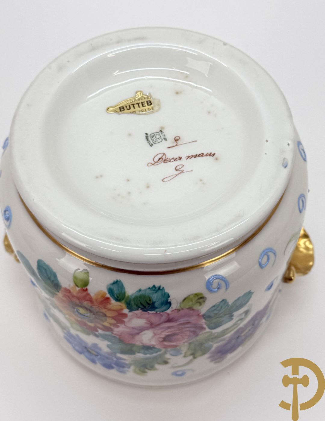 Handbeschilderde porseleinen siervaas met bloemenbeschildering en sfinxen + paar porseleinen cachepots met bloemendecor + 3 porseleinen  kopjes en schoteltjes