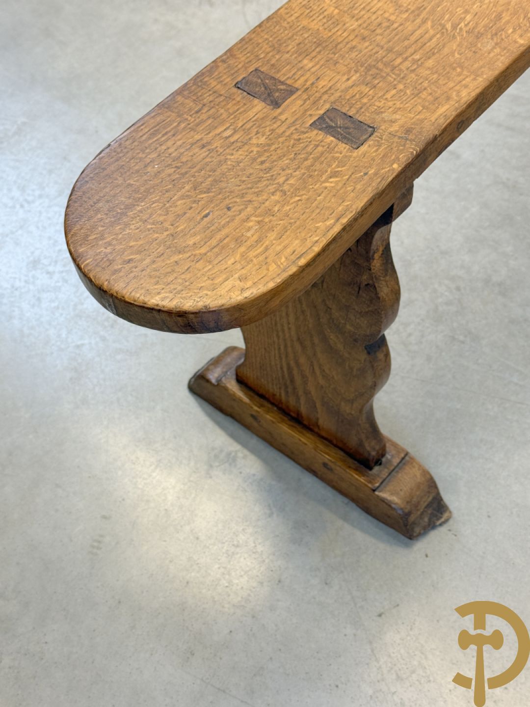 Paar massief eiken kloosterbanken met afgeronde zijkanten