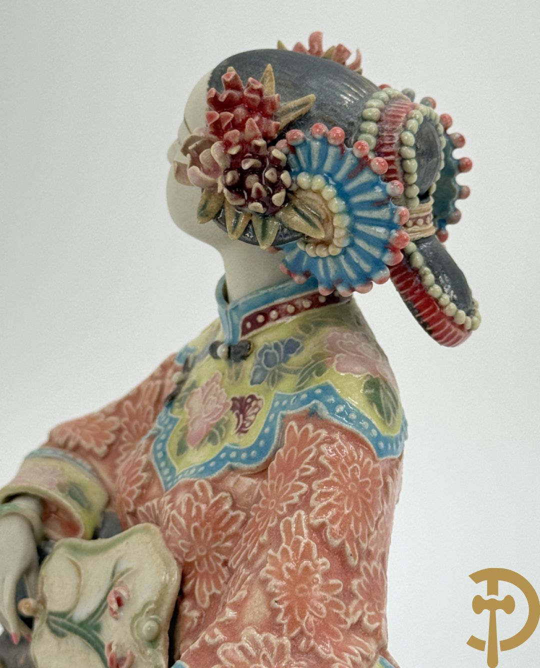 Japanse porseleinen liggende dame met waaier