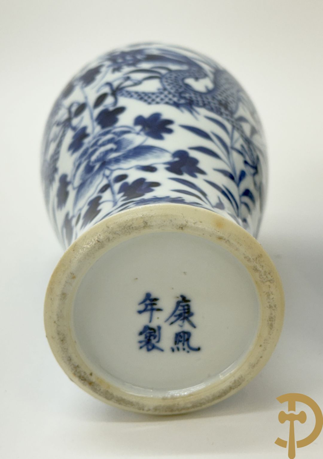 Paar Chinese porseleinen blauw/wit dekselvaasjes met drakendecor, onderaan gemerkt