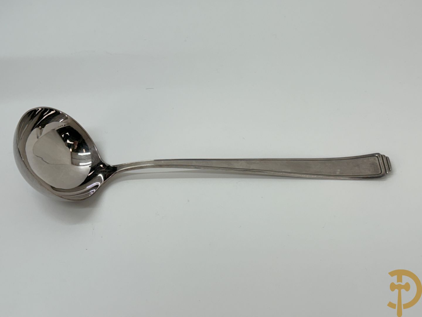 Massief zilveren bestek in koffer, gemerkt AWS 800, bestaande uit 12 vorken, 12 lepels, 12 messen, 12 dessertvorken, 12 dessertlepels, 12 dessertmessen, 12 koffielepels en 12 taartvorkjes + 12 verzilverde  visvorken en vismessen gemerkt Wello + verzilverde soepscheplepel gemerkt Wellner 90