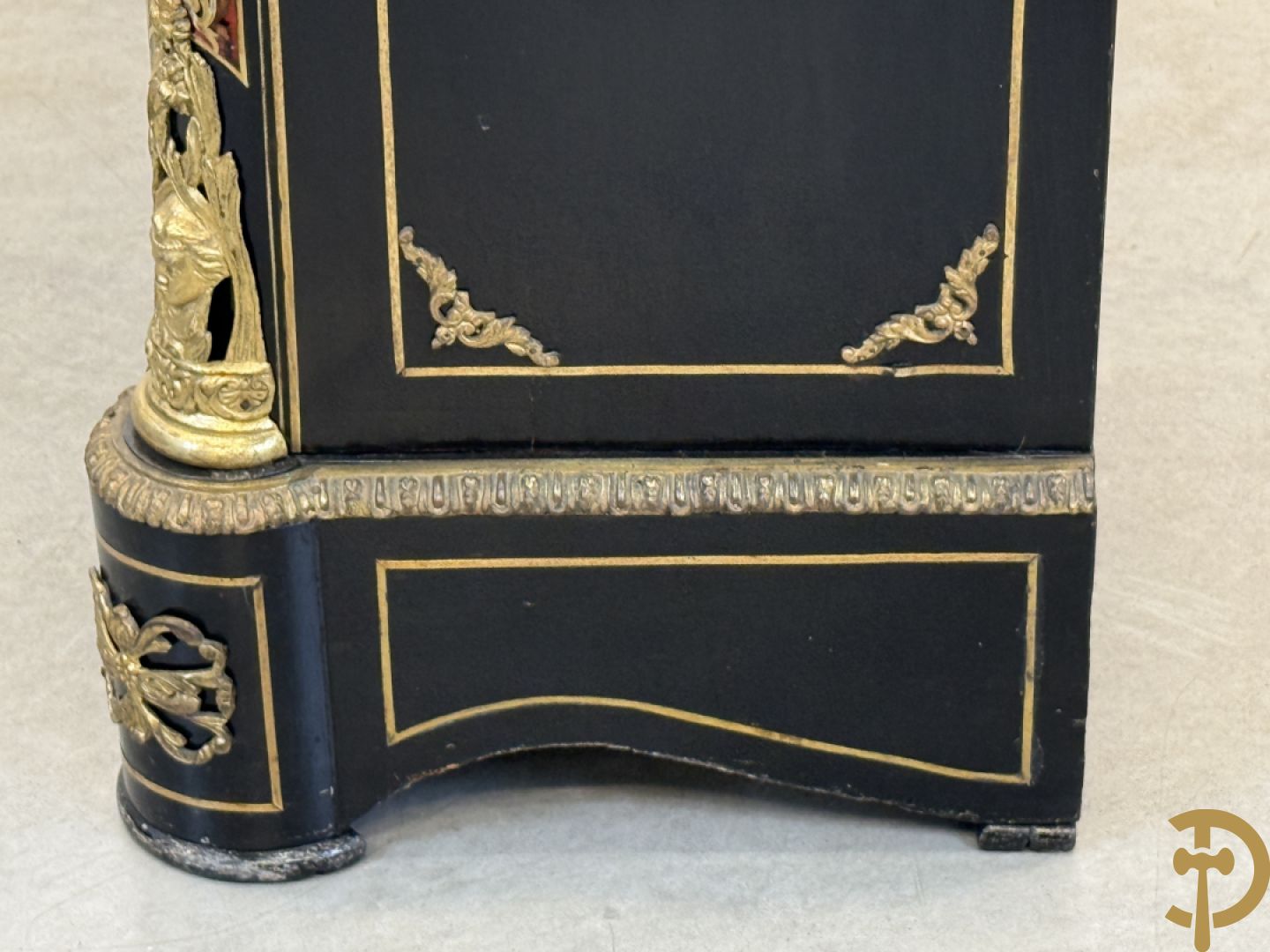 Napoleon III tweedeursdresse bezet met bronzen ornamenten van dameshoofden - paar ovale medaillons in de deuren, alles bezet met Boulle techniek - bovenaan met marmeren blad