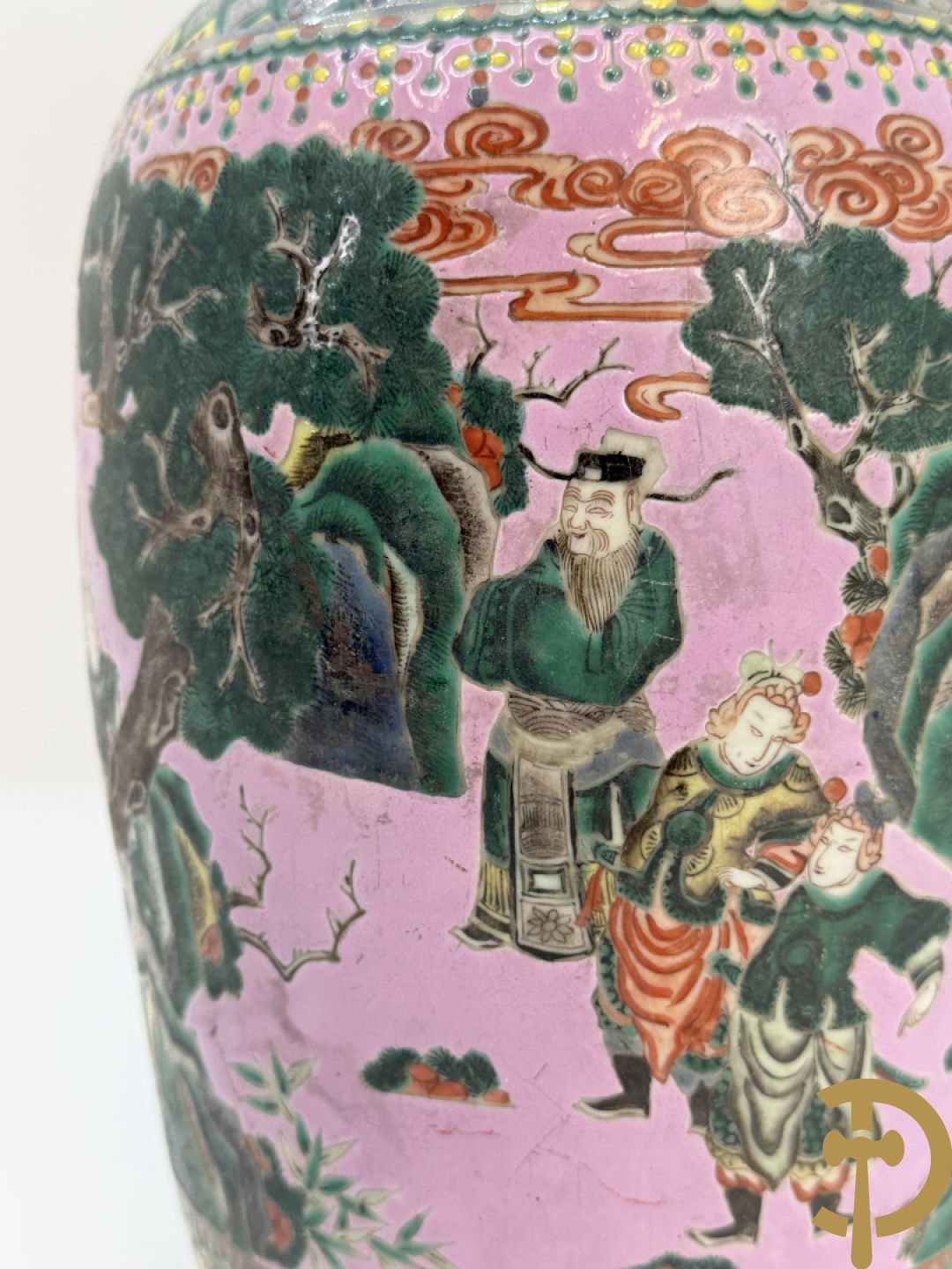 Chinese porseleinen meerkleurige vaas met decor van wijsgeren in landschap