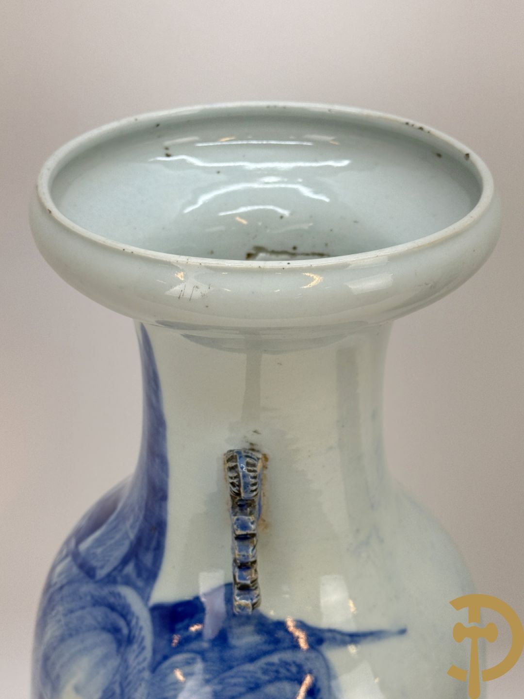 Paar Chinese blauw/wit vazen met geanimeerd huizendecor