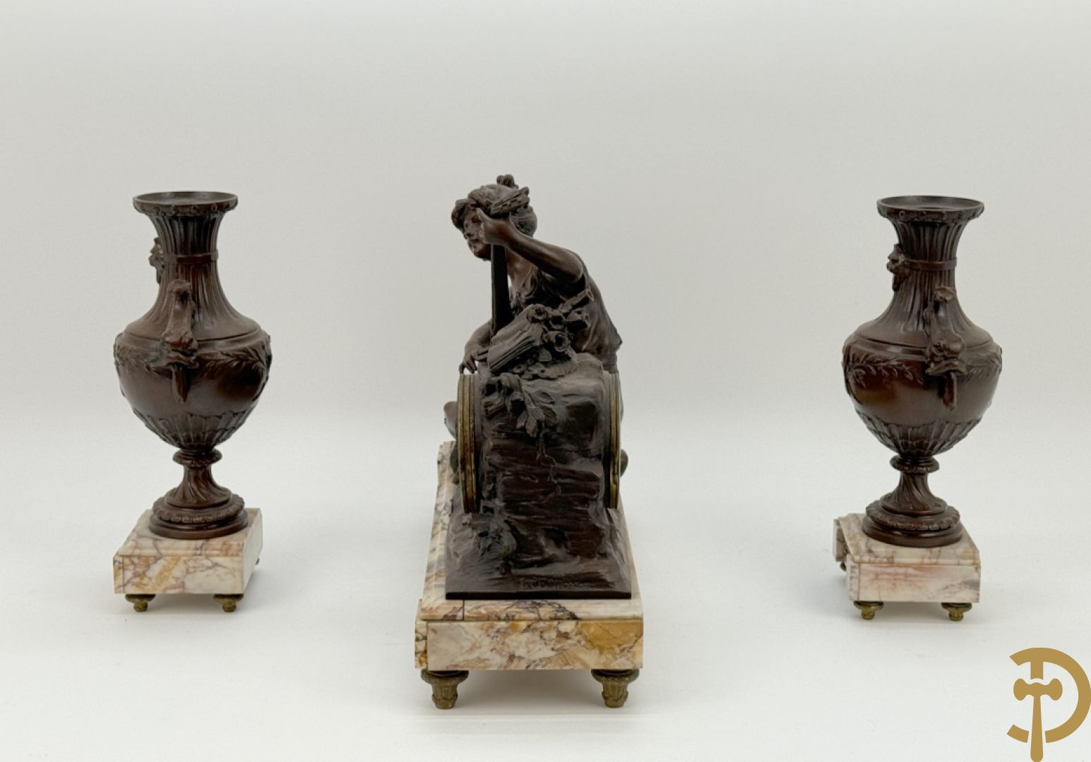 Driedelige zamak garnituur bestaande uit pendule 