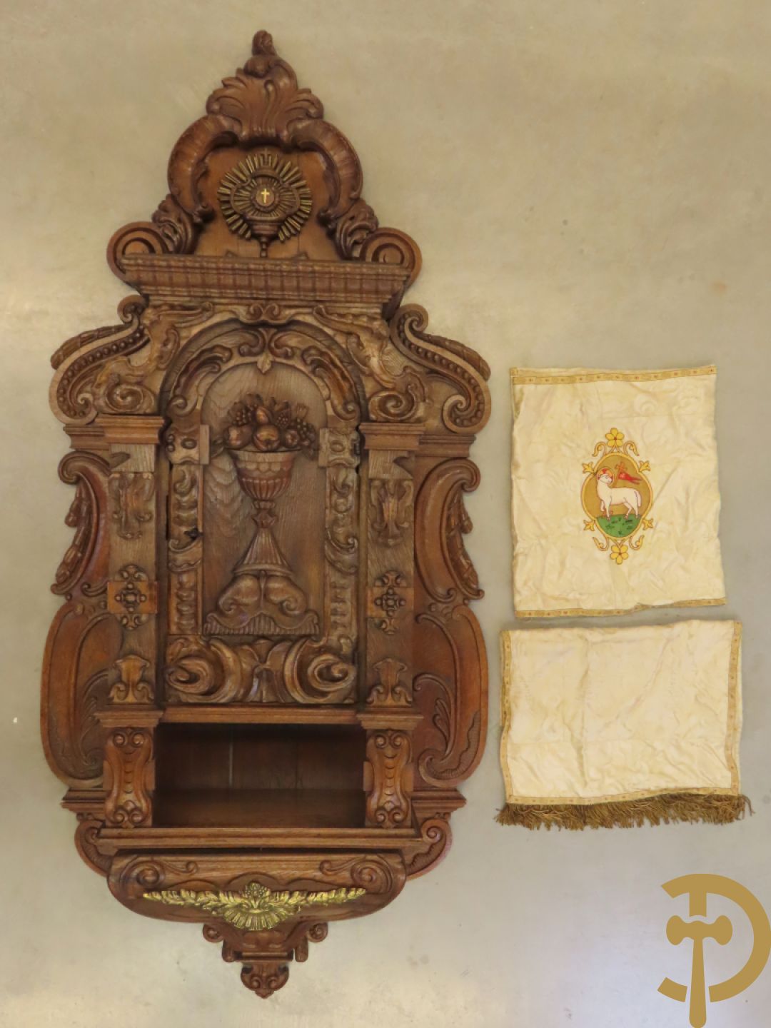 Massief eiken hangtabernakel + religieus brocaat