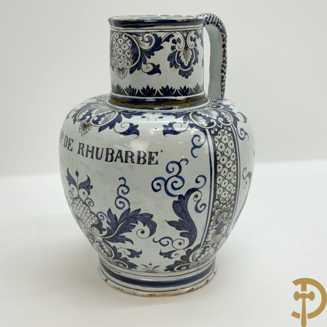 Schenkkan in Delftse faience, Sirop de rubarbe