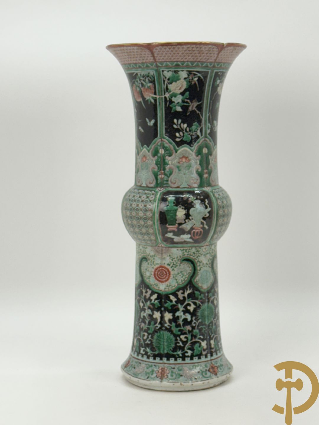 Antieke Chinese Gu vaas met geschenkendecor op zwarte fond