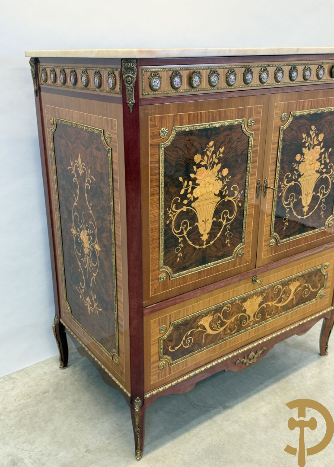 Notelaren TV/barmeubel bezet met bloemenmarquetterie en bronzen ornamenten met porseleinen plakkettes