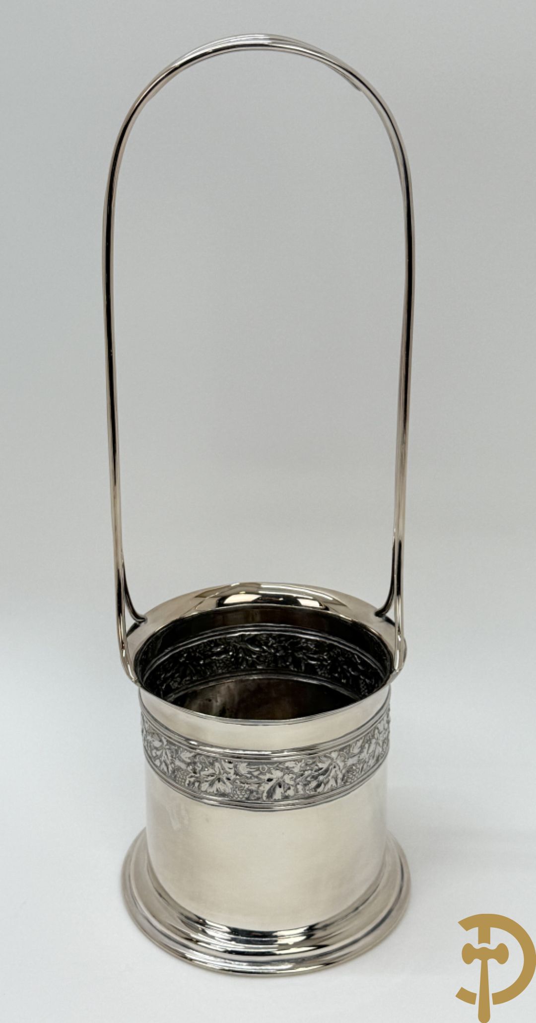 Engels verzilverd koffie- en theeset + verzilverde koekjesschaal + 2 verzilverde coupes + 2 verzilverde kandelaars + verzilverd kannetje