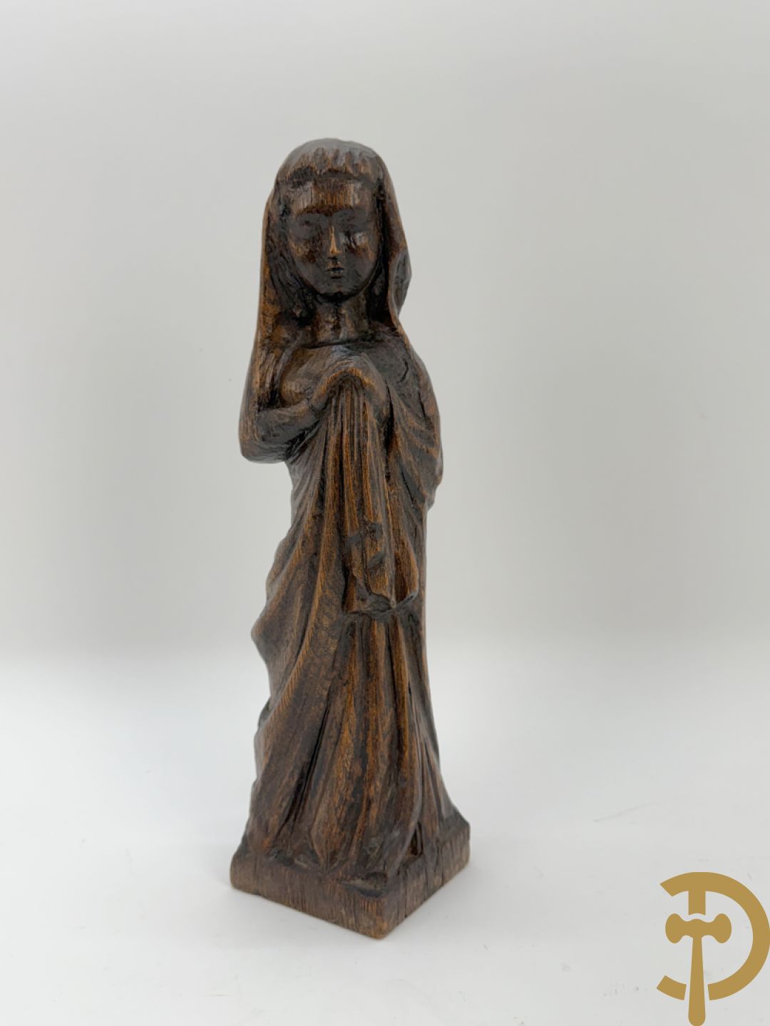 Basrelief met sculptuur van een embleem bezet met hond en harnas + houtsculptuur van heilige Jozef met kind + Madonna