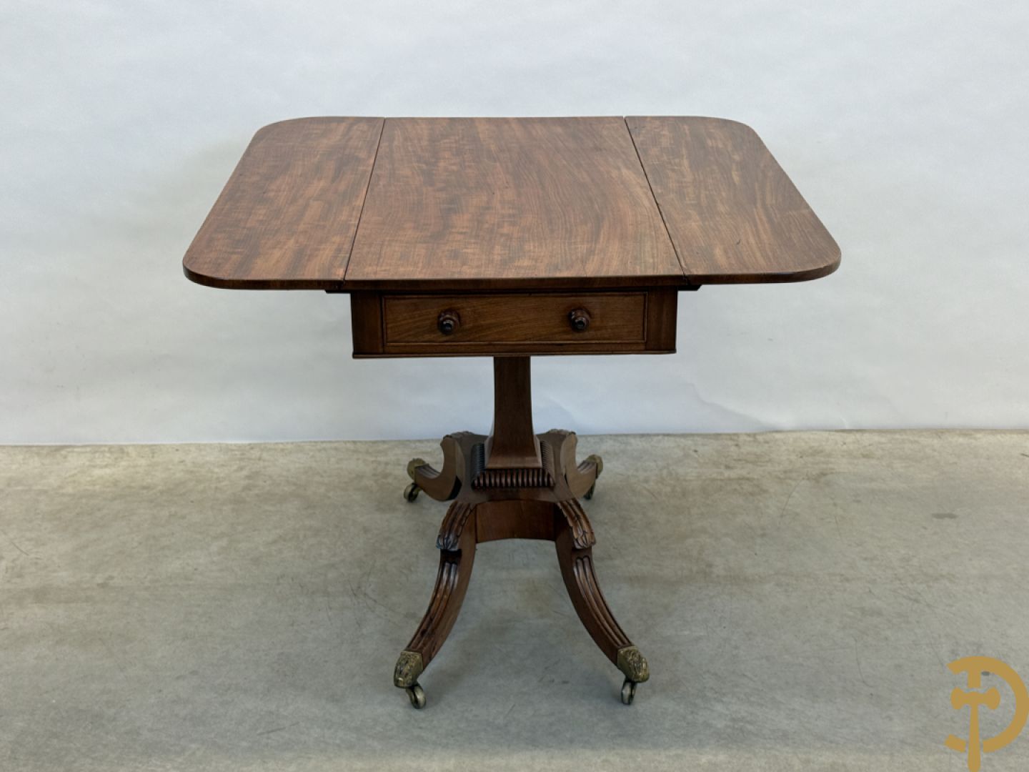 Engelse pembroketable met openflapbare zijkanten en lade - op vierpikkel