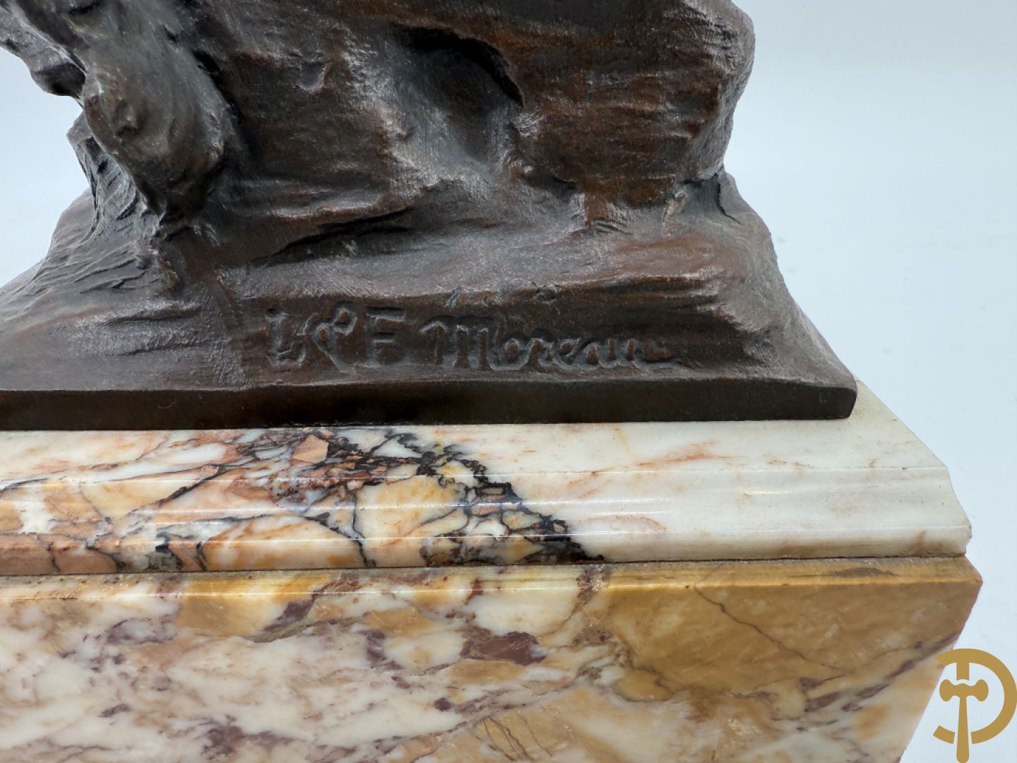 Driedelige zamak garnituur bestaande uit pendule 