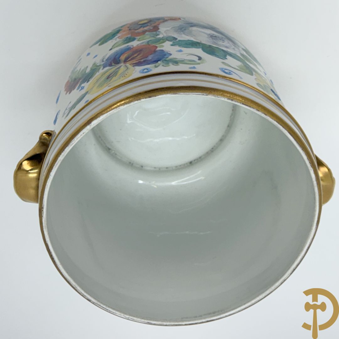 Handbeschilderde porseleinen siervaas met bloemenbeschildering en sfinxen + paar porseleinen cachepots met bloemendecor + 3 porseleinen  kopjes en schoteltjes