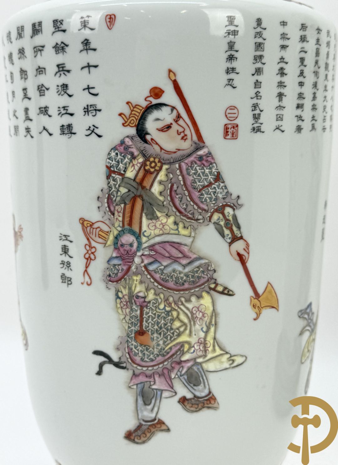 Paar porseleinen Chinese vazen met decor van personages en Chinese tekens, handgekleurd