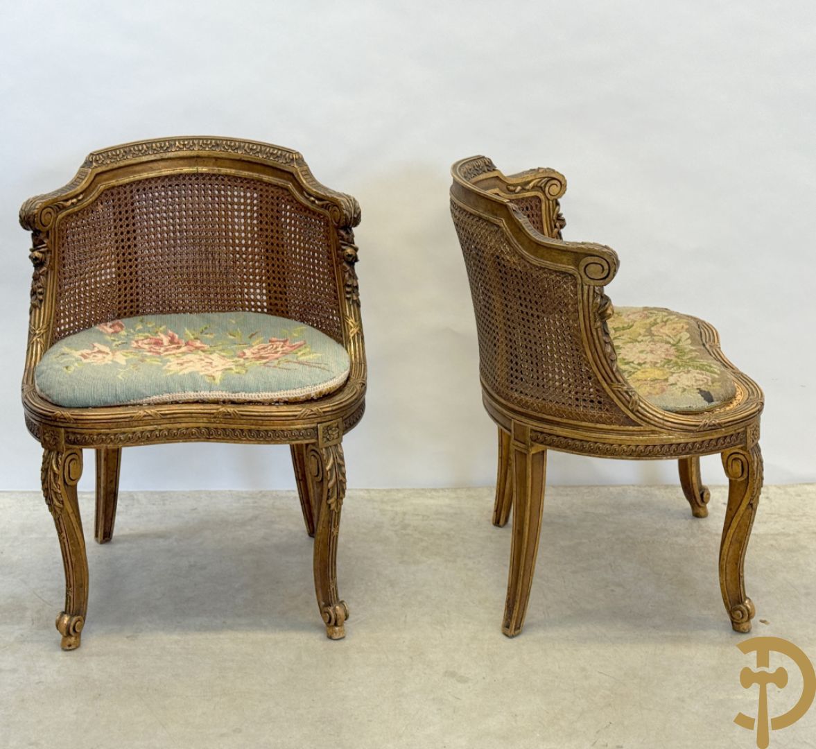 Paar bijzetzetels Louis XVI stijl met bloemenmotieven op voluutvormige poten, dubbel gecanneerd