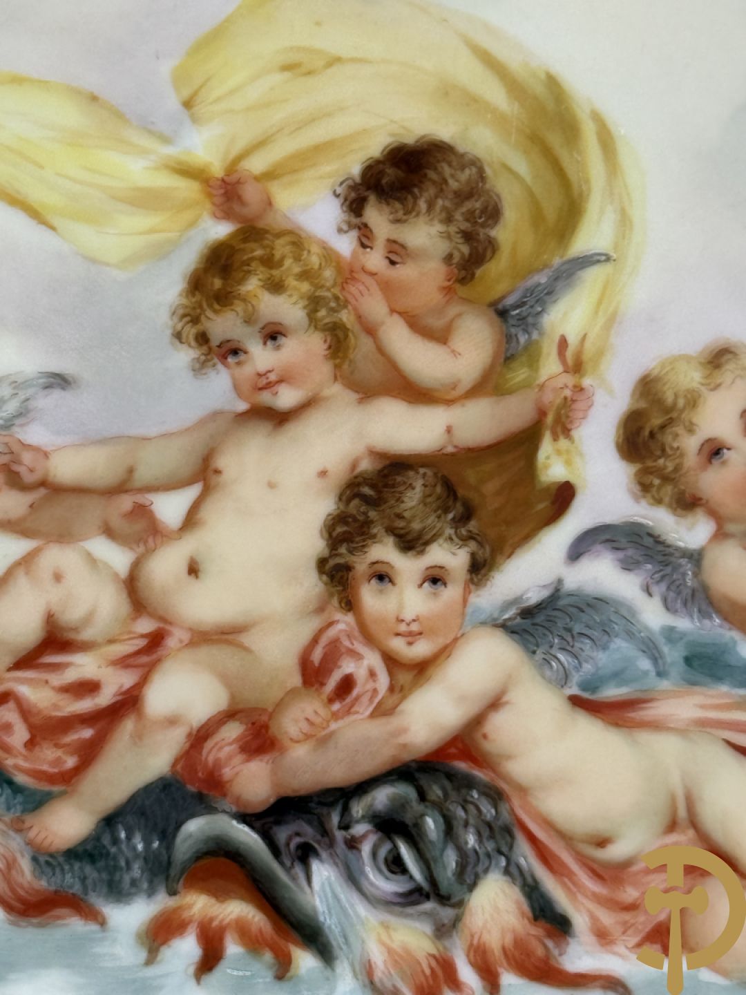 Porseleinen sierbord met decor van cupido