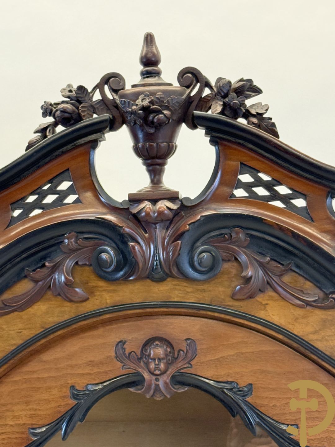 Franse notelaren vitrine met Louis XV motieven en fruitranken, bovenaan bezet met amfoor, 19e