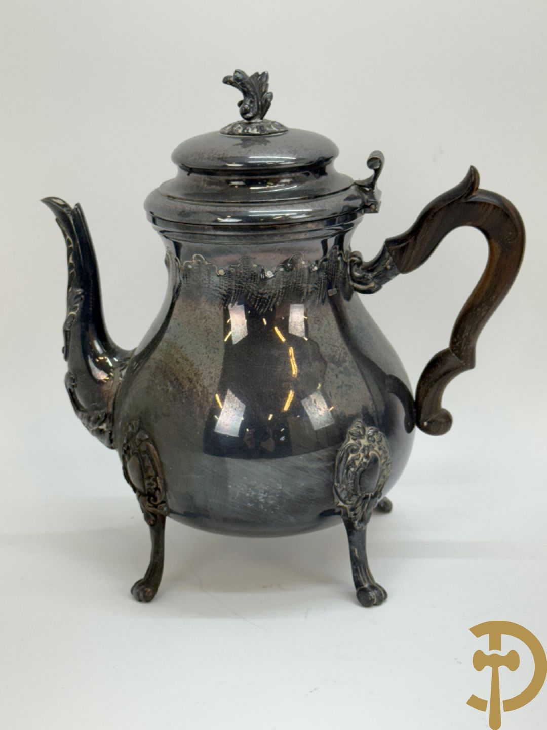 Verzilverd koffieservies met Louis XV motieven op verzilverde schotel, gemerkt M R 25, bestaande uit koffiekan, theekan, melkkan en suikerpot