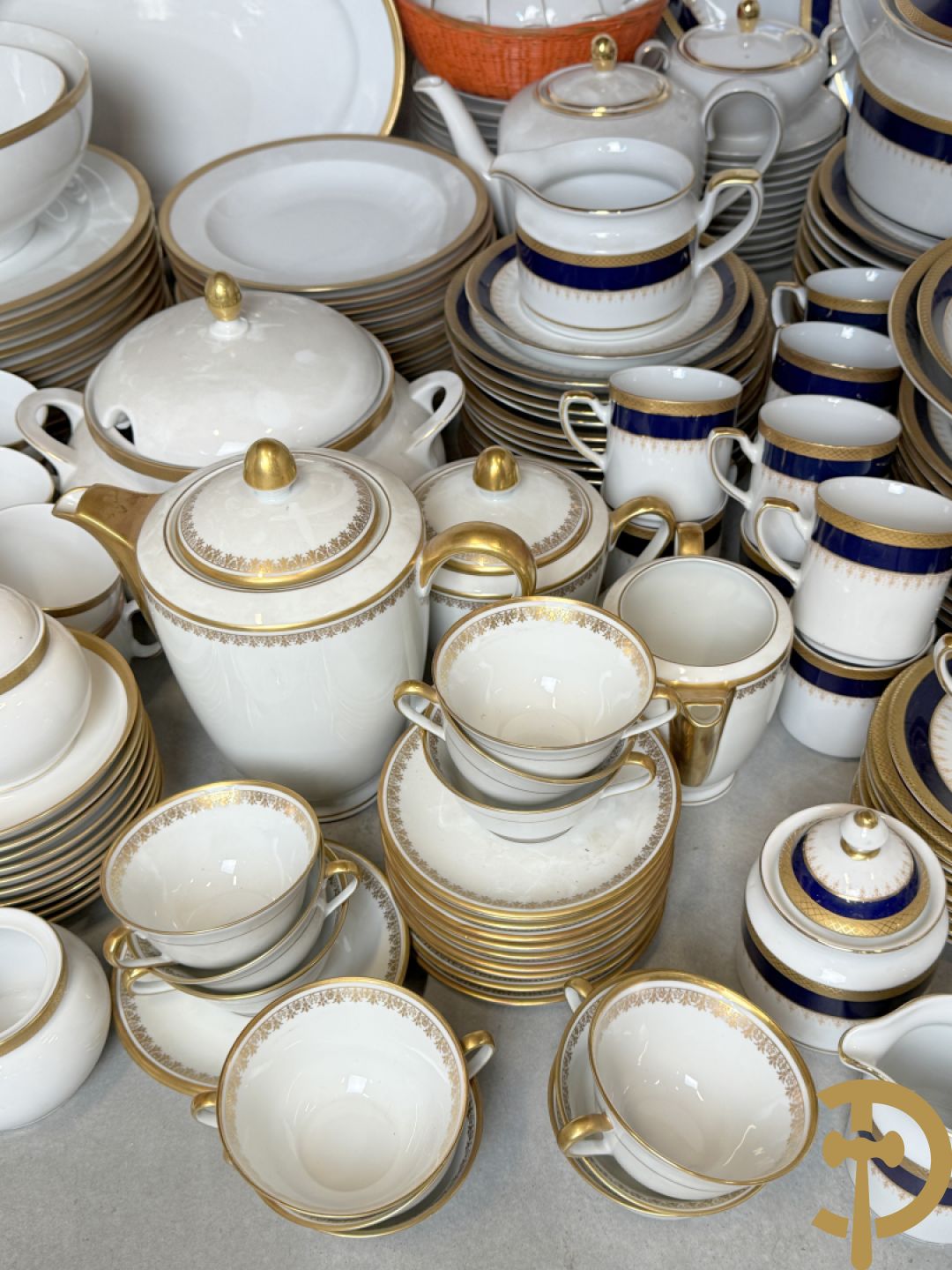 Wit porseleinen servies met vergulde rand, Eschenbach Germany + porseleinen servies met blauwe rand, Winterling Kirchenlamitz Bavaria