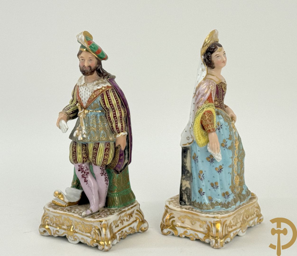 Paar 19e porseleinen Vieux Paris beeldjes van edelheer en edelvrouw