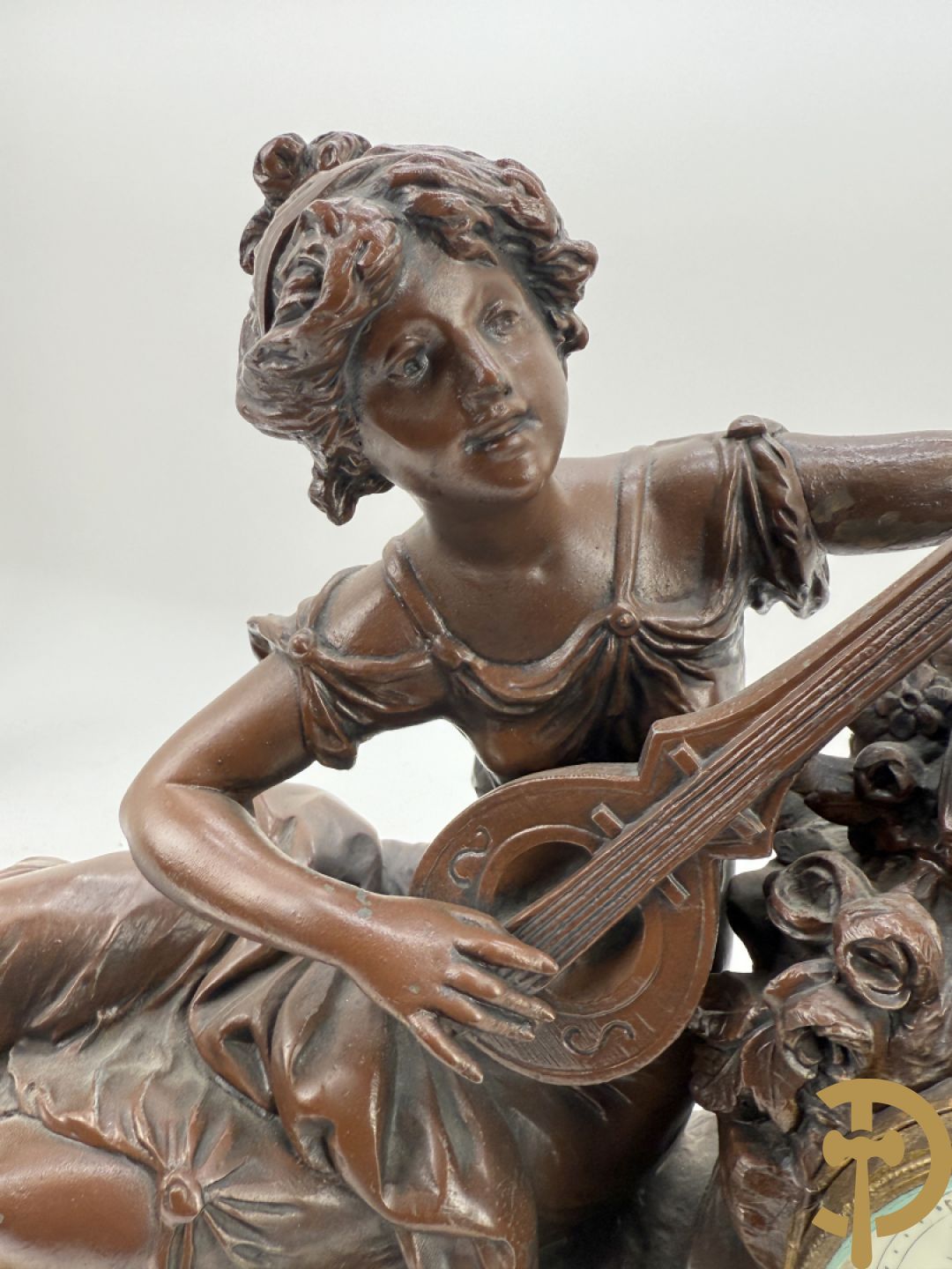 Driedelige zamak garnituur bestaande uit pendule 