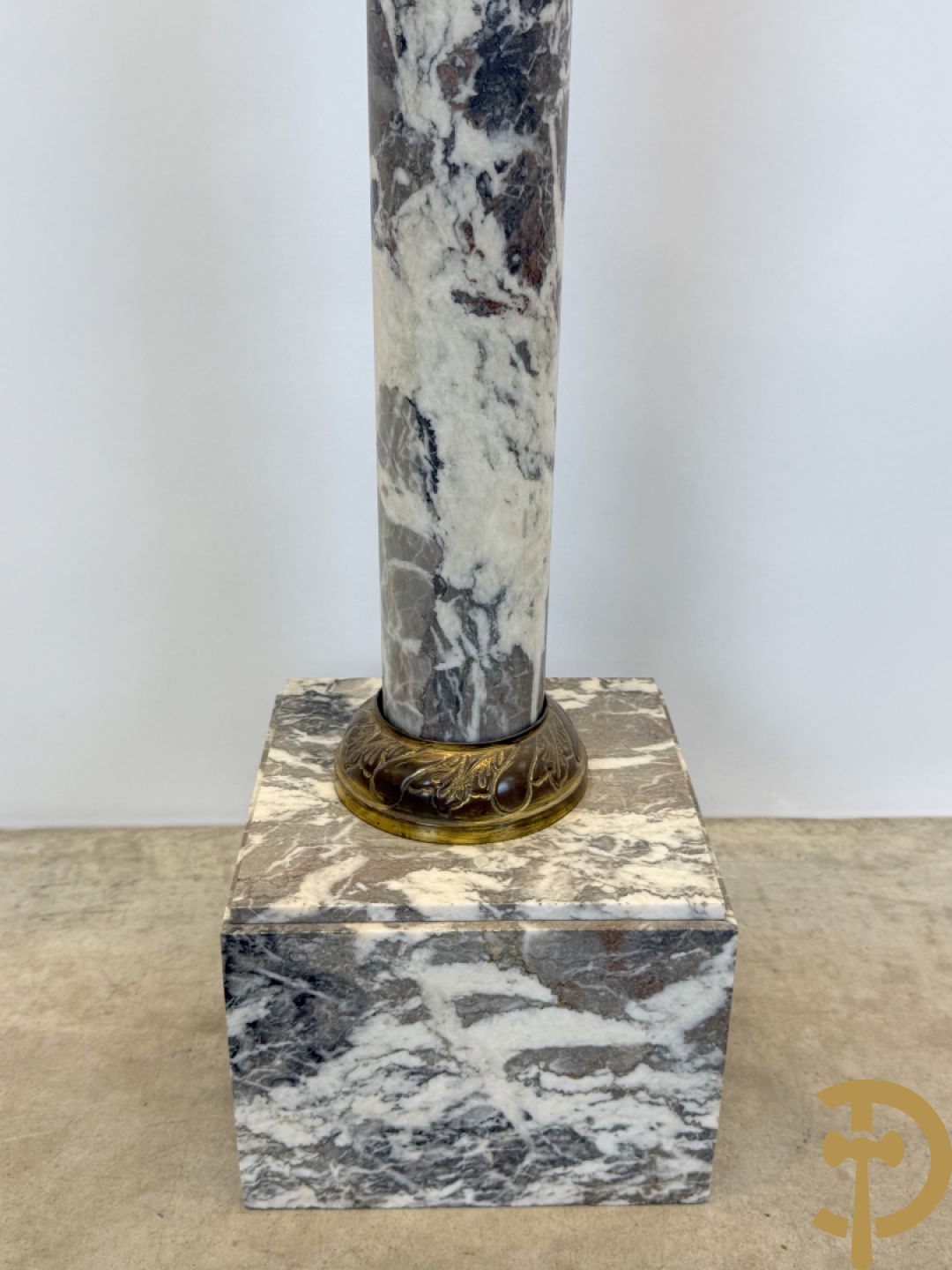 Geaderde marmeren zuil met koperbeslag
