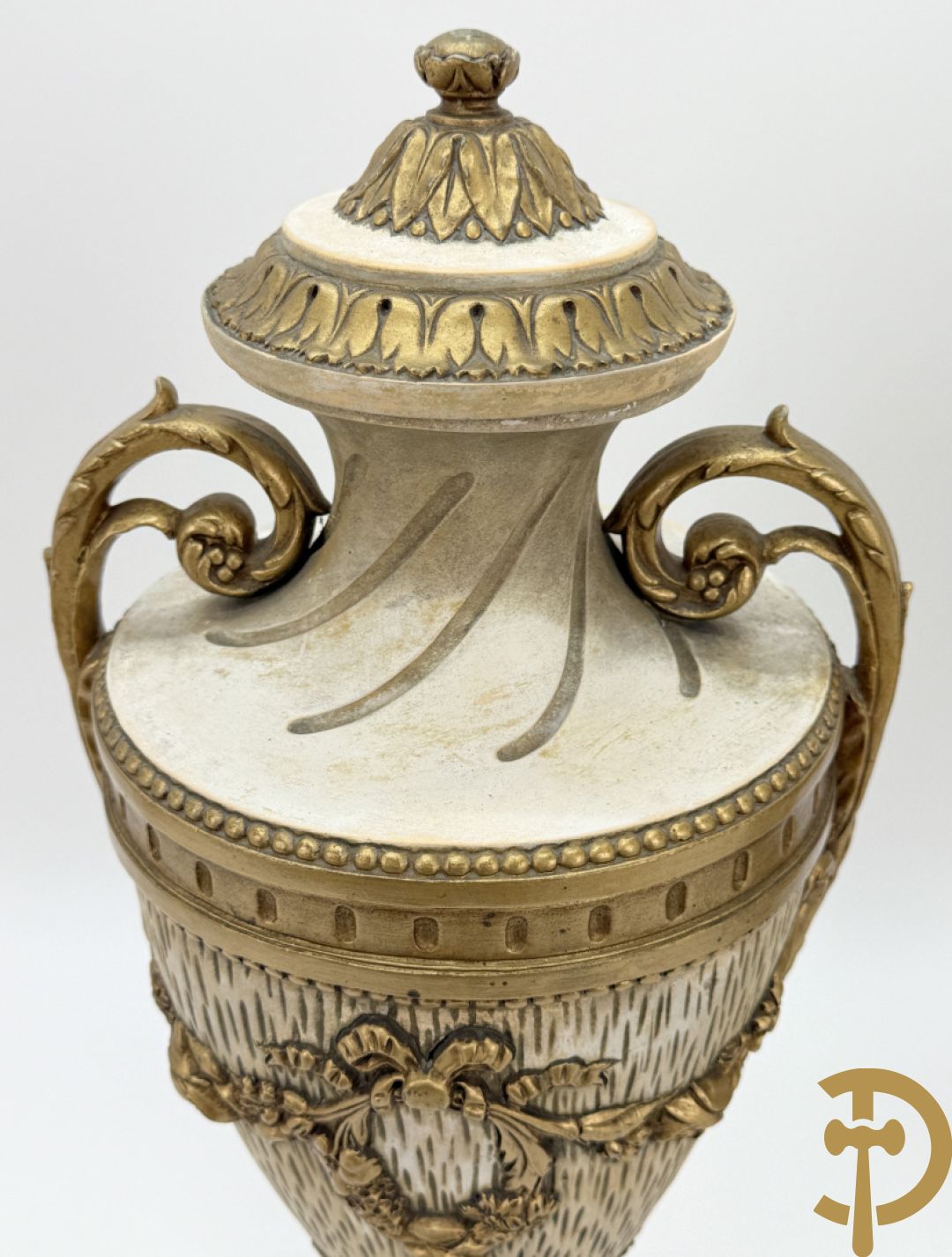 Paar cassolettes in composiet met vergulde Louis XVI motieven