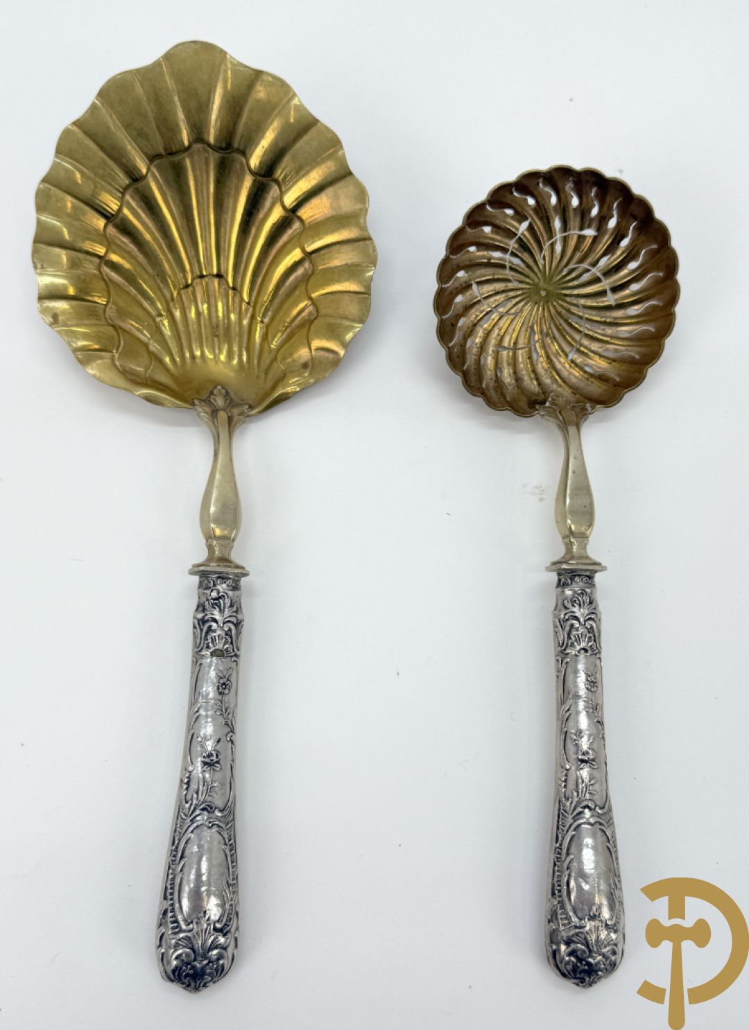 Schrijn met taartschep en 4 dessertvorkjes + 2 theezeefden + wildbestek