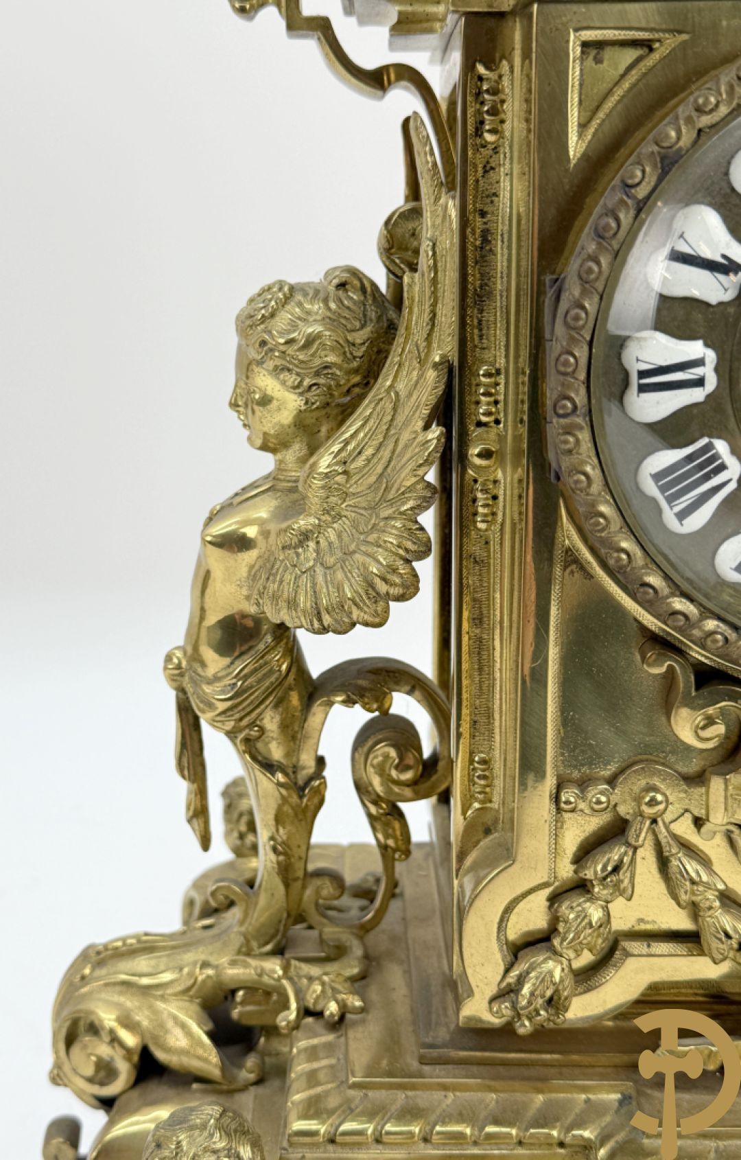 Driedelige bronzen vergulde garntiuur bestaande uit klok met medusahoofden en sfinxen, geflankeerd door paar zevenarmige kandelaars met accanthusranken en sfinxen