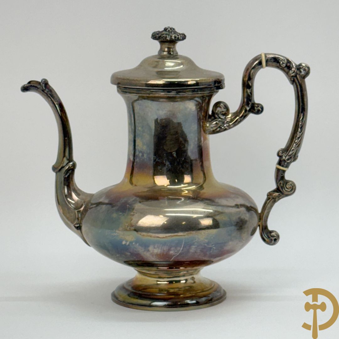 Zilveren koffiekan + bijhorende melk- en suikerpot, Louis XV stijl