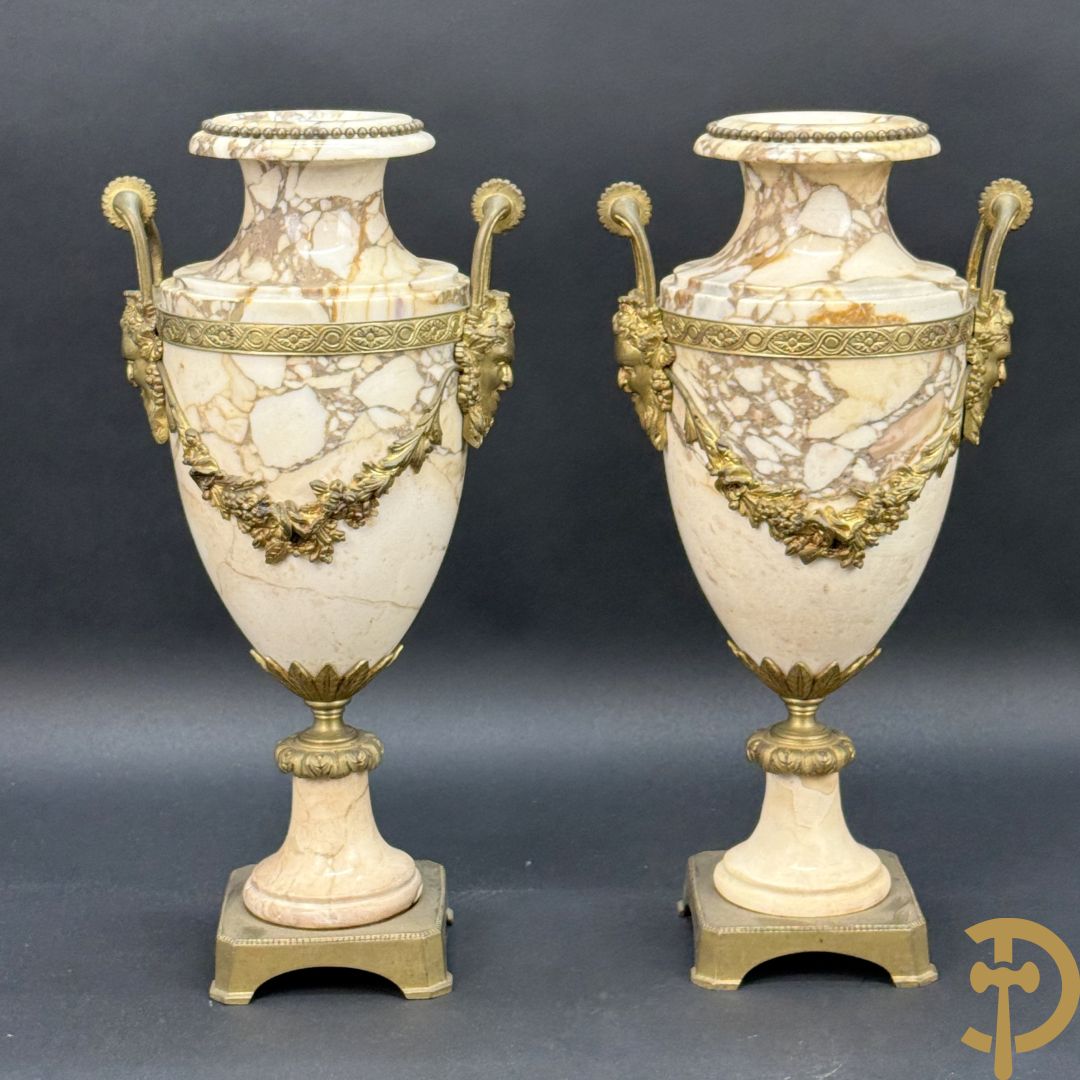 Paar marmeren cassolettes met hermenhoofden en guirlandes