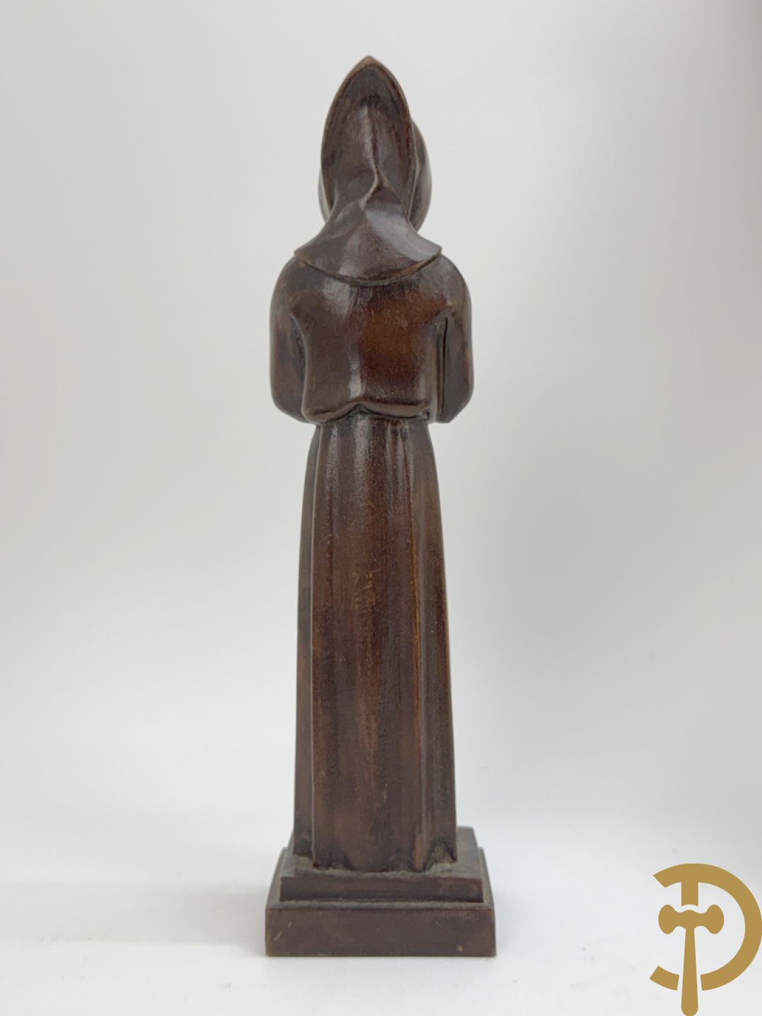 Houtsculptuur van Heilige Théresia Madonna + houtgesculpteerde pater in polyester nis