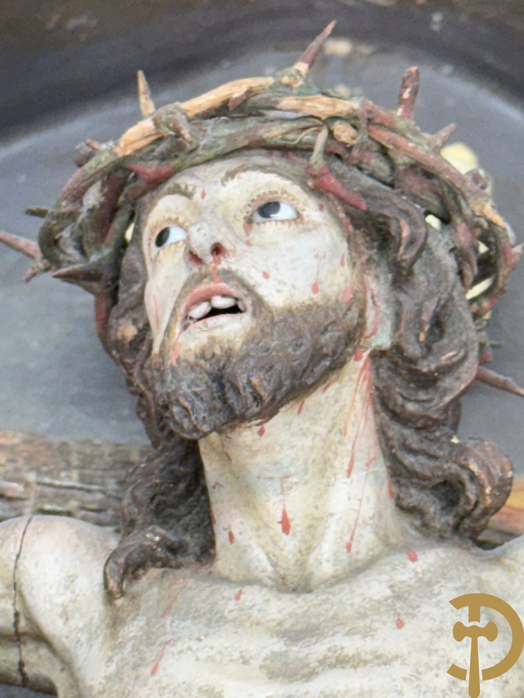 Houtgesculpteerde en gepolychromeerde Christus aan het kruis in openklapbaar gespolychromeerd kastje