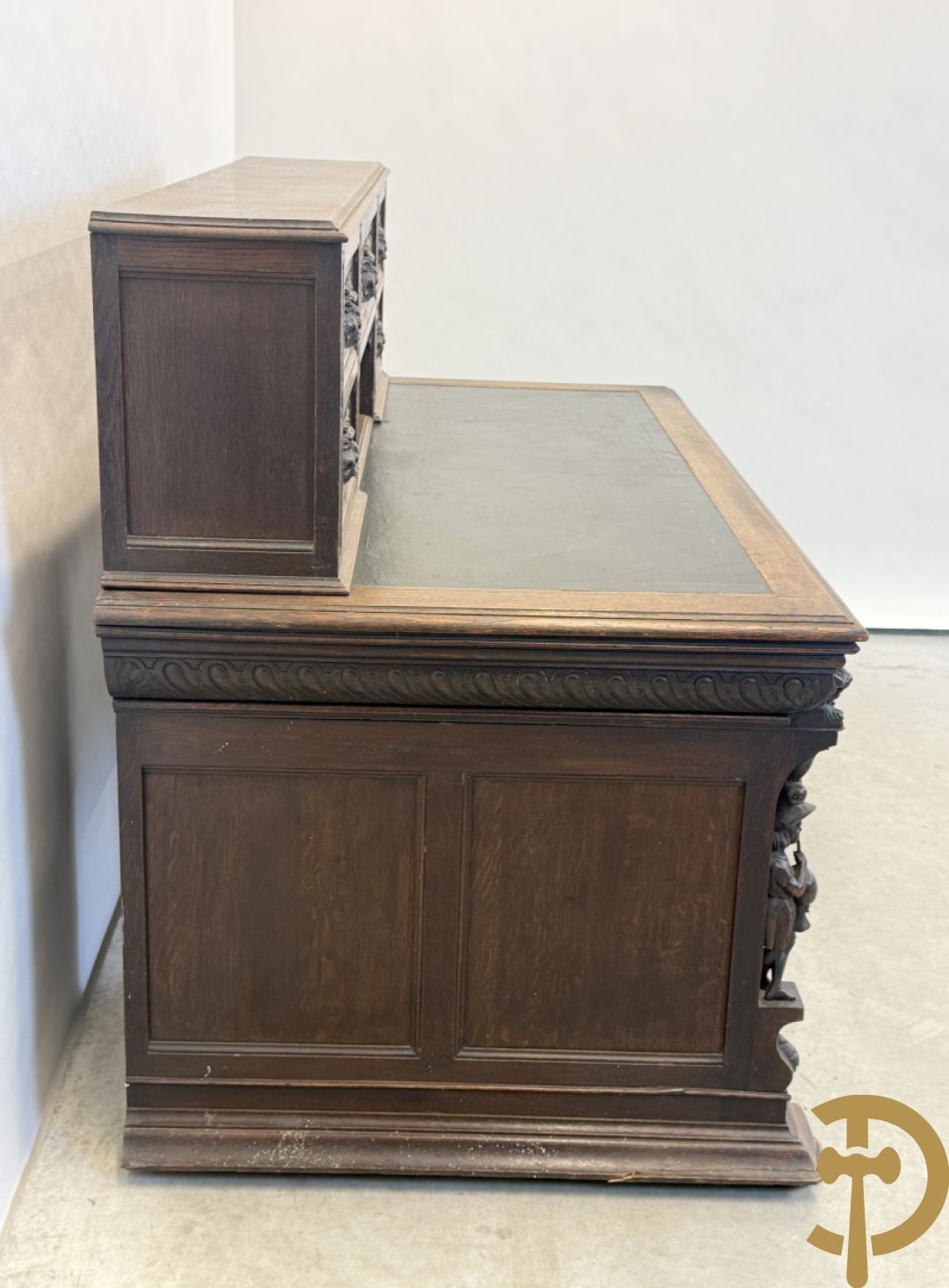 Mechels eiken bureau met opstand en Neo Renaissance invloeden