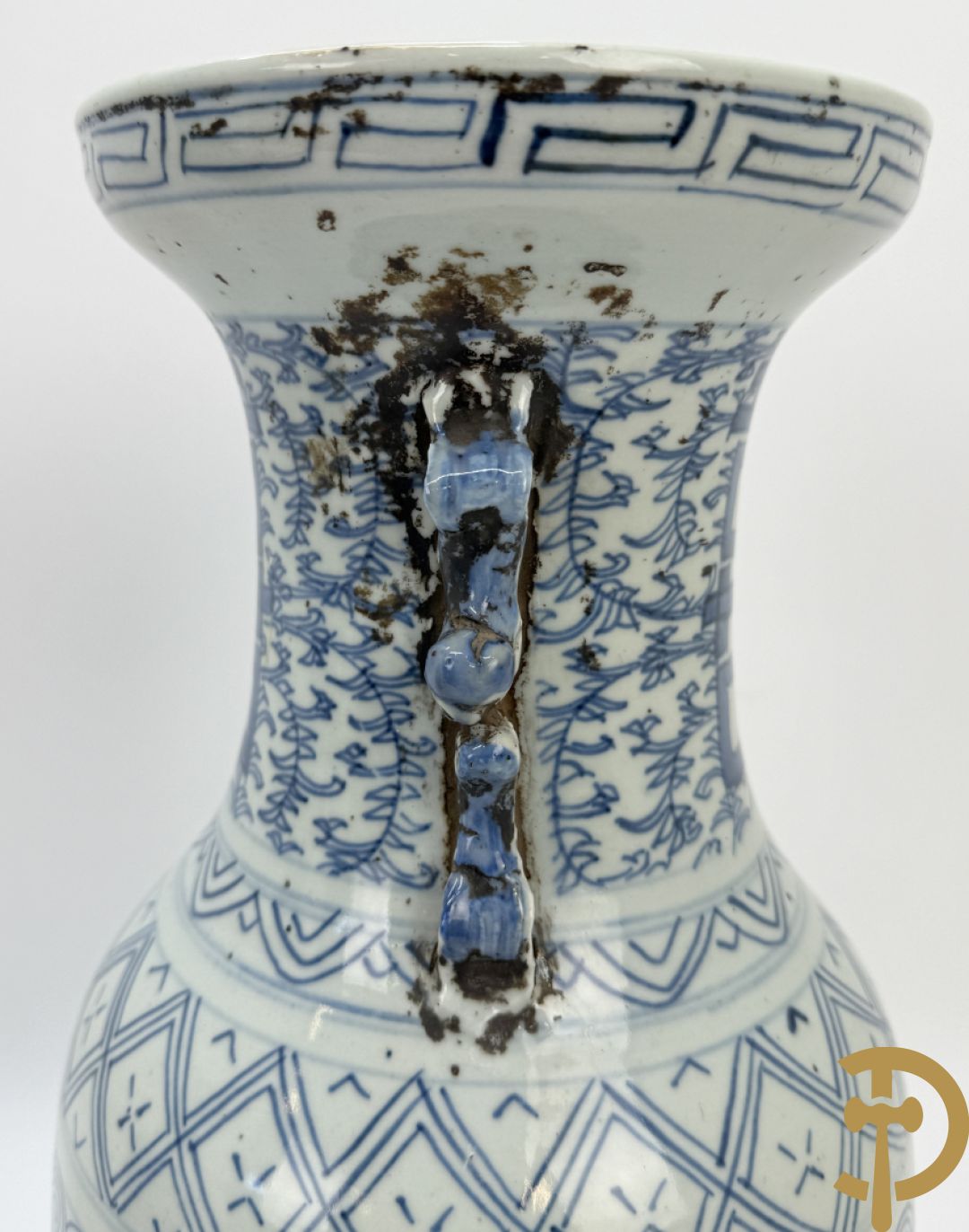 Paar blauw/witte Chinese porseleinen vazen met tekens en accanthusranken, 19e