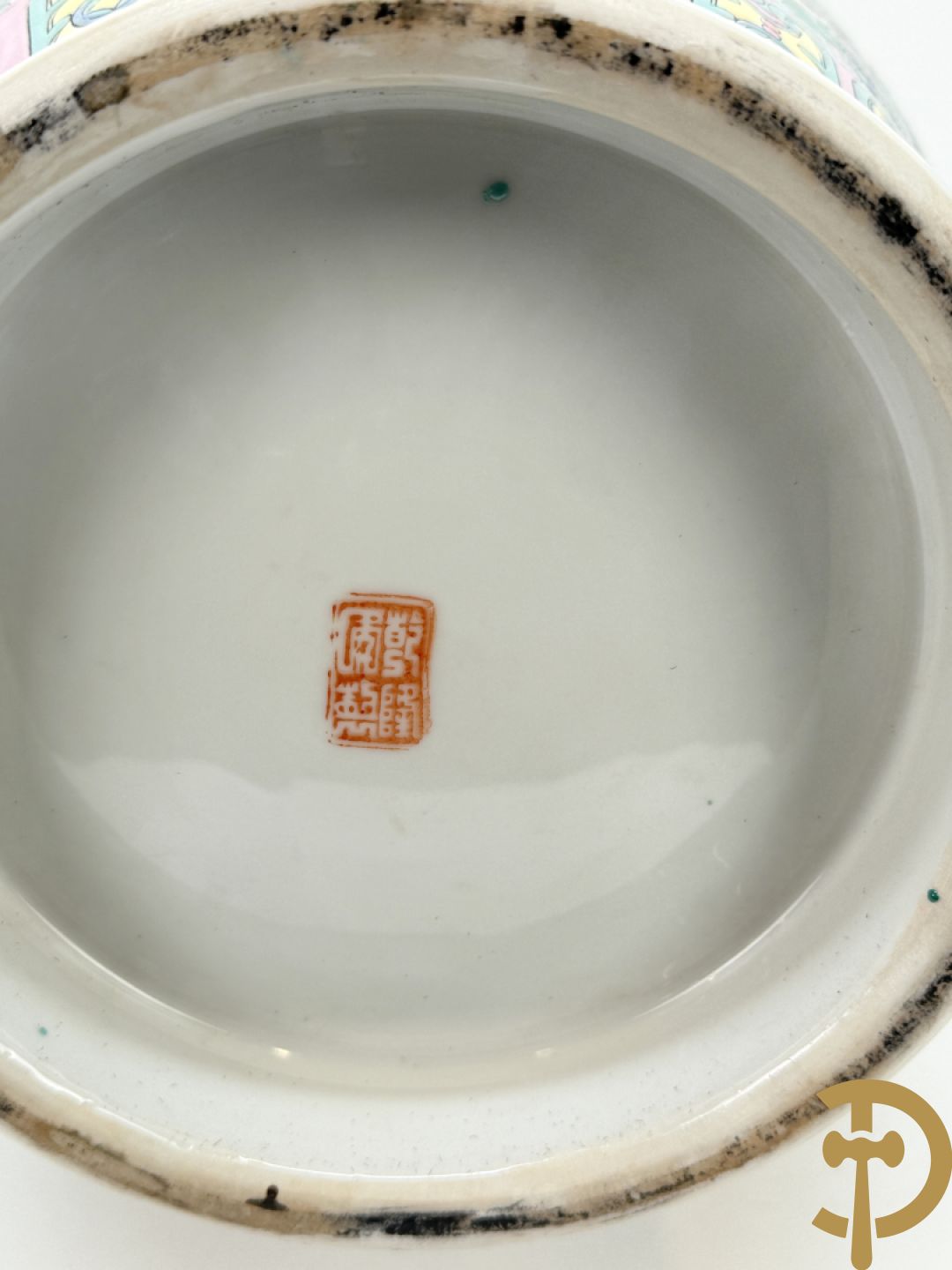 Paar Chinese vazen met geishadecor, rondom bezet met bloemen