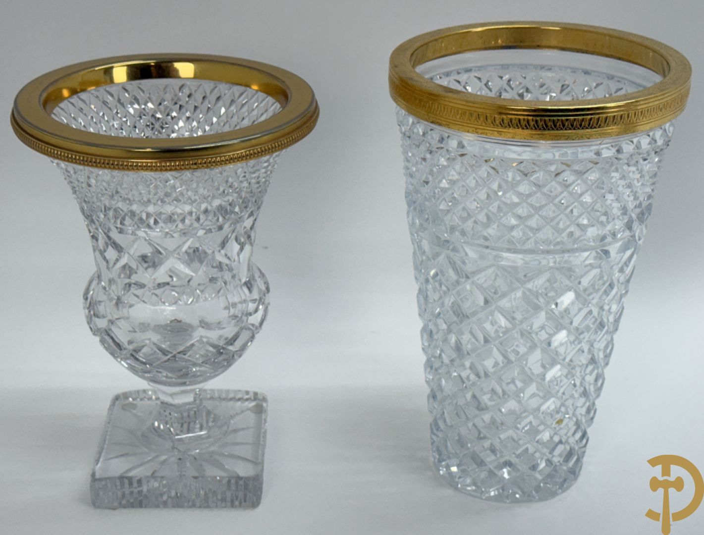 Helder kristallen geslepen coupe + 2 dragoirs in kristal gefacetteerd + 3 kristallen vazen + glazen vaas