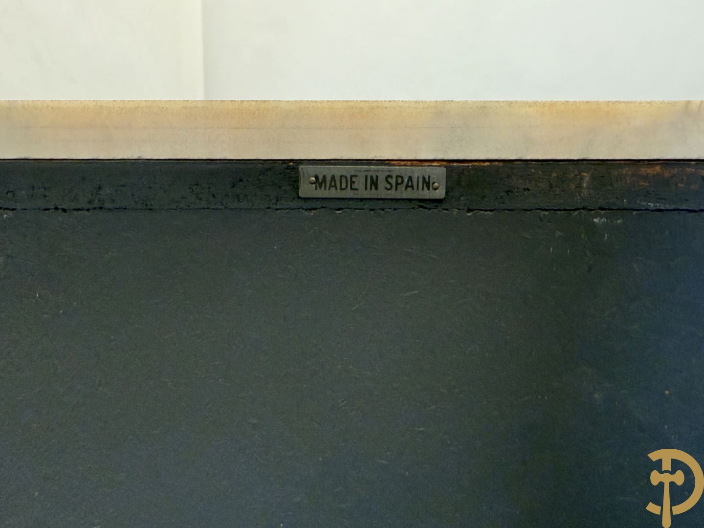 Notelaren hoekkast met bloemenmarquetterie en bronsbeslag - bovenaan met marmeren blad